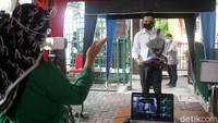 Peserta harus melewati beberapa tahapan dari mulai pemeriksaan administrasi hingga cek kesehatan. Saat awal masuk ke lokasi tes, peserta melakukan cek suhu terlebih dahulu kemudian diminta petugas untuk menyiapkan berkas-berkas yang akan diperiksa.