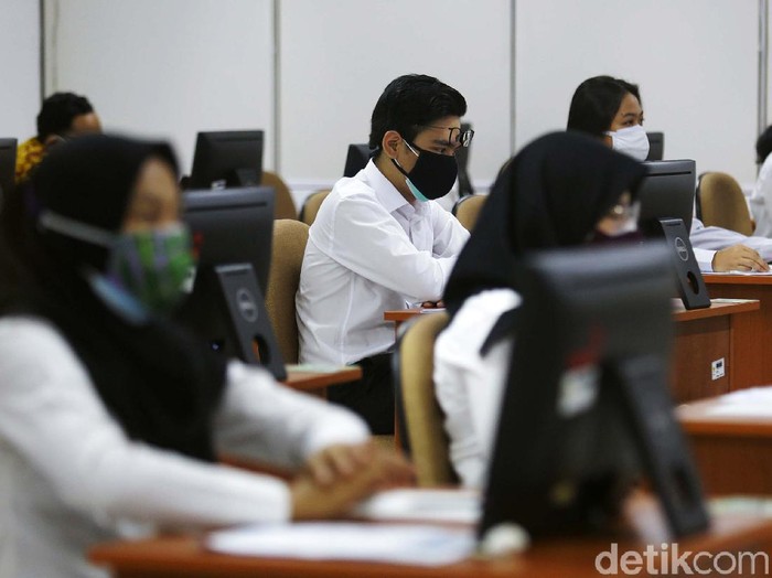 Pelaksanaan tes seleksi kompetensi dasar (SKD) Calon Aparatur Sipil Negara (CPNS) 2021 berjalan mulai hari ini. Begini suasana tes di gedung Badan Kepegawaian Nasional Jakarta.