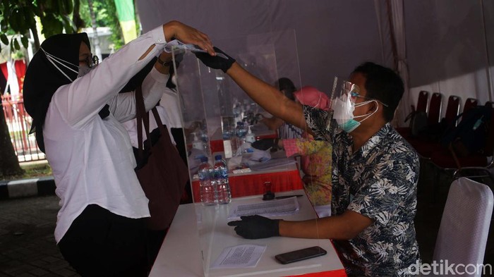 Pelaksanaan tes seleksi kompetensi dasar (SKD) Calon Aparatur Sipil Negara (CPNS) 2021 berjalan mulai hari ini. Begini suasana tes di gedung Badan Kepegawaian Nasional Jakarta.