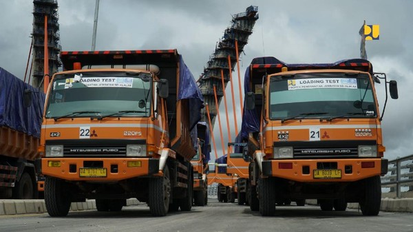 Wow! Jembatan Sei Alalak Gendong 32 Truk Jumbo