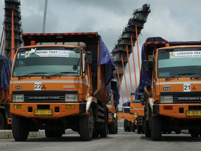 Wow! Jembatan Sei Alalak Gendong 32 Truk Jumbo