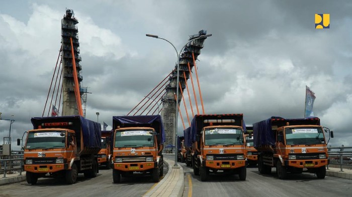 Uji Coba Beban Jembatan Sei Alalak Banjarmasin