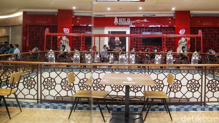 Vaksinator memberikan vaksin kepada warga di kawasa Mal Artha Gading, Kelapa Gading, Jakarta Utara, Kamis (2/9).