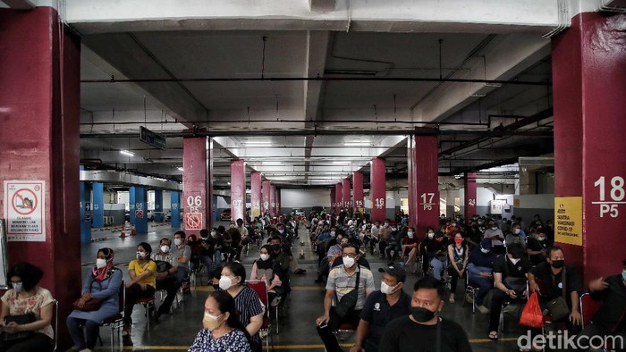 Vaksinator memberikan vaksin kepada warga di kawasa Mal Artha Gading, Kelapa Gading, Jakarta Utara, Kamis (2/9).