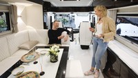 Untuk mendukung kenyamanan, Performance S 2021 ini juga dibekali sound system kenamaan Burmester, yang harganya sendiri setara US$ 355 ribu atau setara Rp 5 miliaran. Sumber listrik dari Performance S di ambil dari solar panel 2.000 kW yang terpasang di atap dan generator 8 kW. Sumber airnya disediakan tangki dengan kapasitas  750 - 1.000 liter.  Foto: Messe Düsseldorf / Ctillman