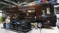 Tentu saja muat sebab motorhome Performance S memiliki dimensi dengan panjang 12 meter, lebar 2,5 meter, dan tinggi 3,85 meter. Bus mewah ini dibangun di atas sasis merek Volvo atau Mercedes-Benz.  Sementara untuk sistem keluar-masuk mobil saat parkir di bagasi menggunakan sistem hydraulic pedestal. Foto: Messe Düsseldorf / Ctillman