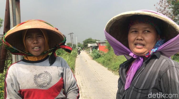 Warga Desa Satriamekar, Kabupaten Bekasi, bicara masalah sampah di Kali Busa, 2 September 2021. (Faiz Iqbal Maulid/detikcom)
