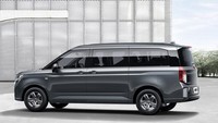 All New Wuling Zhengcheng MPV hadir dengan bentuk yang lebih mengkotak untuk memaksimalkan bagian interior. Tampilan luarnya cukup mewah dengan warna pilar senada warna jendela, sehingga menampilkan kesan atap mengambang atau floating roof. Mobil ini juga memakai pelek lima palang sporty. Foto: Dok. Wuling