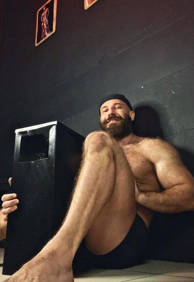 Inilah potret Yuri dengan tong sampah yang membuatnya jatuh cinta. Foto: dok. Instagram/@yurii_tolochko