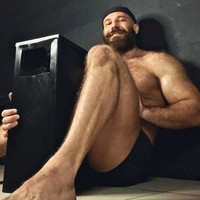 Inilah potret Yuri dengan tong sampah yang membuatnya jatuh cinta. Foto: dok. Instagram/@yurii_tolochko