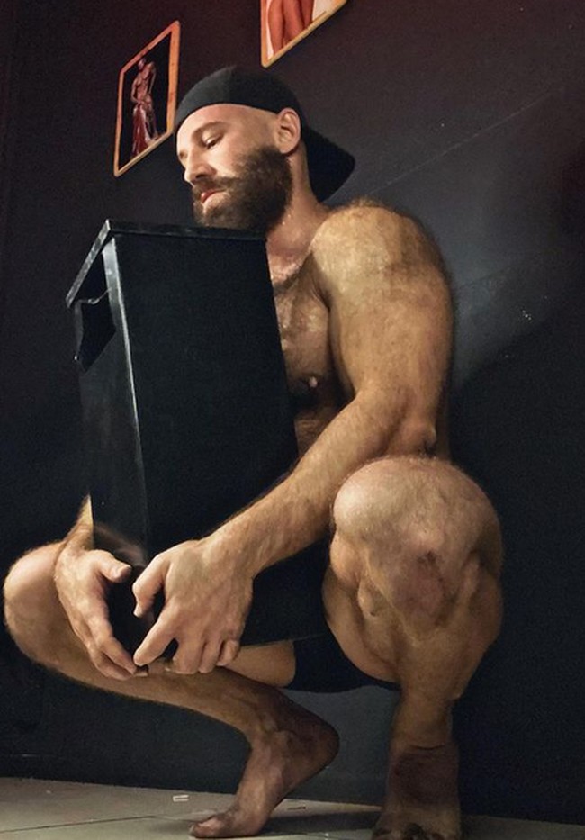 Di Instagramnya, pria yang berprofesi sebagai binaragawan itu mengaku jatuh cinta dengan tong sampah di salah satu klub malam. Tong sampah tersebut sering dipakai orang untuk membuat puntung rokok. Foto: dok. Instagram/@yurii_tolochko