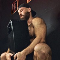 Di Instagramnya, pria yang berprofesi sebagai binaragawan itu mengaku jatuh cinta dengan tong sampah di salah satu klub malam. Tong sampah tersebut sering dipakai orang untuk membuat puntung rokok. Foto: dok. Instagram/@yurii_tolochko