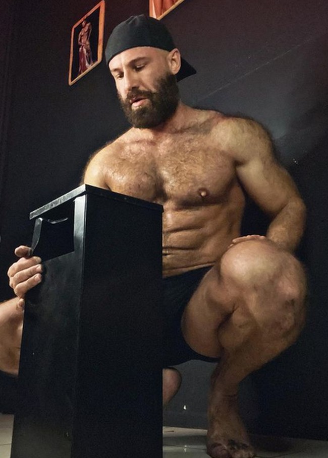 Akan lebih baik jika kamu mengecek dirimu ke spesialis, mungkin ada sesuatu di masa kecilmu, komentar salah satu netizen. Foto: dok. Instagram/@yurii_tolochko