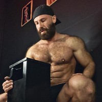 Akan lebih baik jika kamu mengecek dirimu ke spesialis, mungkin ada sesuatu di masa kecilmu, komentar salah satu netizen. Foto: dok. Instagram/@yurii_tolochko