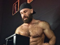 8 Foto Anehnya Pria Jatuh Cinta dengan Tong Sampah, Dulu Nikahi Boneka Seks