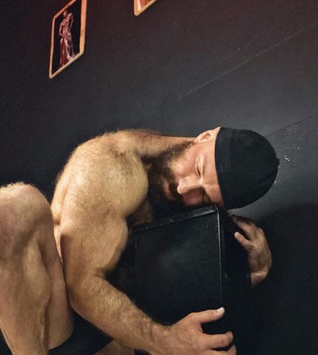 Dalam berbagai fotonya, Yuri memperlihatkan afeksinya terhadap tong sampah. Tampak dia menatap dan membelai benda tersebut. Foto: dok. Instagram/@yurii_tolochko