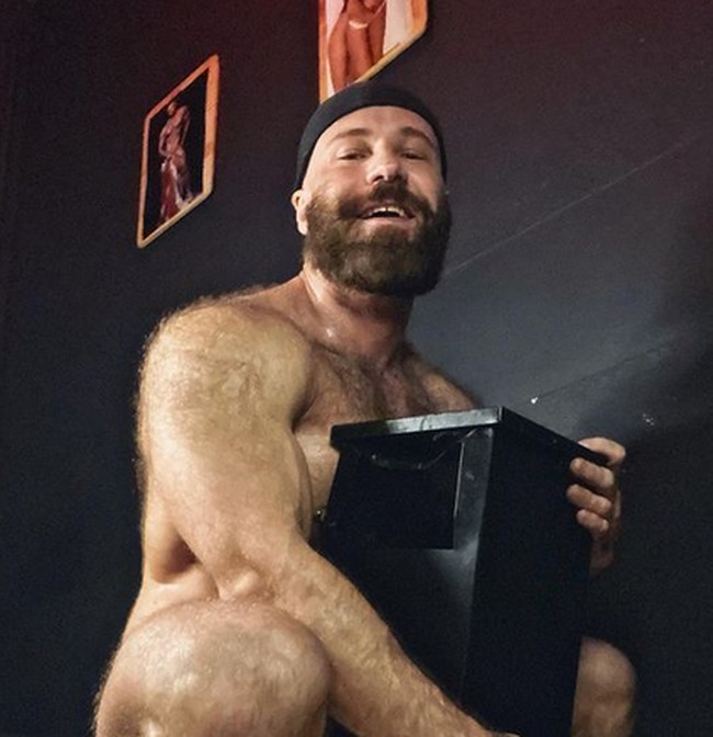 Ini adalah tempat membuang rokok di smoking room di sebuah klub. Awalnya, aku hanya melakukan pemotretan dengannya. Tapi kemudian mulai menarik perhatianku. Aku ingin menyentuhnya, menghirupnya. Aku suka dengan aromanya, saat bahan metal bersentuhan dengan kulitku. Ini sangat brutal, jelasnya di keterangan videonya. Foto: dok. Instagram/@yurii_tolochko