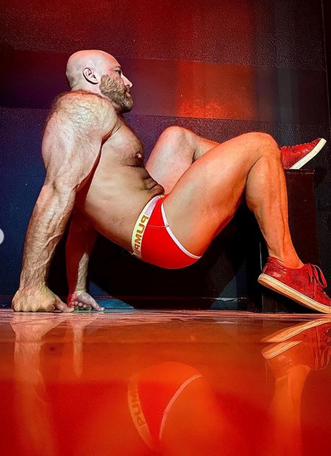 Di Instagramnya, Yuri kerap berpose dengan sejumlah boneka seksnya. Pria 35 tahun ini tampaknya memang memiliki minat yang berbeda dari pria pada umumnya. Foto: dok. Instagram/@yurii_tolochko