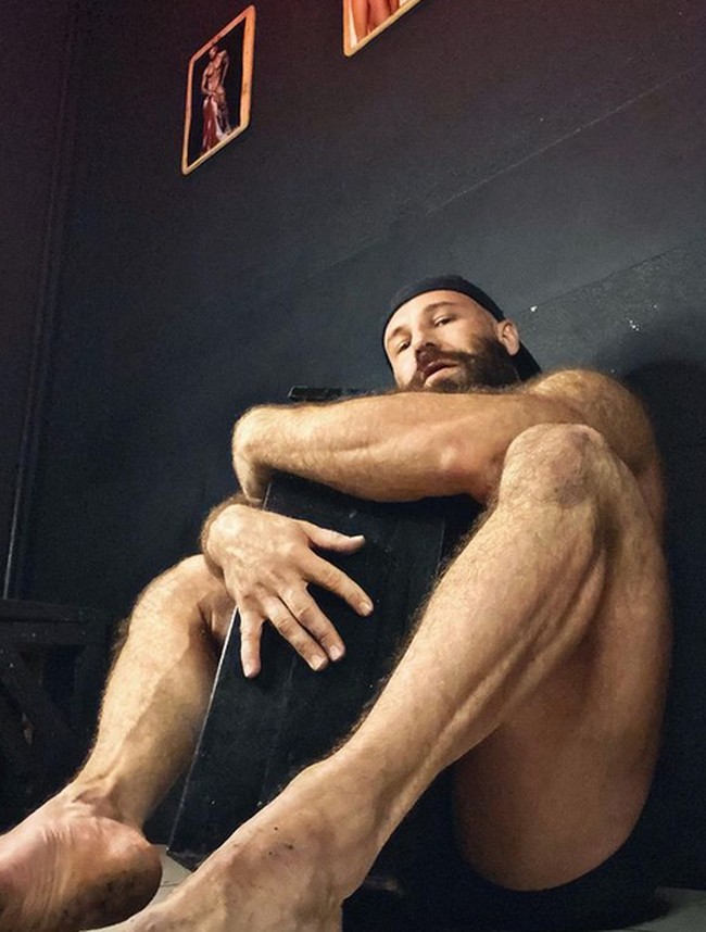 Yuri Tolochko kerap menuai sensasi dengan pengakuan-pengakuannya yang tidak masuk akal. Setelah November 2020 lalu dia menikahi boneka seksnya, kini Yuri mengaku jatuh cinta dengan tong sampah. Foto: dok. Instagram/@yurii_tolochko