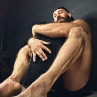 Yuri Tolochko kerap menuai sensasi dengan pengakuan-pengakuannya yang tidak masuk akal. Setelah November 2020 lalu dia menikahi boneka seksnya, kini Yuri mengaku jatuh cinta dengan tong sampah. Foto: dok. Instagram/@yurii_tolochko