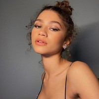 Tak heran jika ia masuk dalam daftar artis tercantik. Baru-baru ini ahli bedah kosmetik wajah Dr Julian De Silva menyertakanya dalam deretan wanita berwajah sempurna secara matematika. Foto: dok. Instagram @zendaya