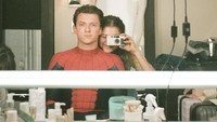 Tom Holland mendadak bikin dunia maya heboh lewat unggahan ucapan selamat ulang tahun buat Zendaya. Telepon aku kalau udah bangun xxx tulis Tom Holland keterangan foto. (Foto: dok. Instagram @zendaya)  
