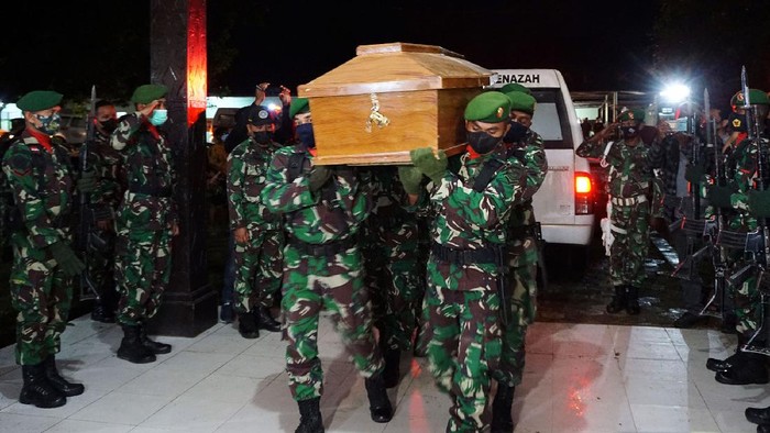 4 TNI yang Gugur Diserang KST Disemayamkan di Makorem Sorong Empat peti Jenazah anggota TNI korban serangan separatis berada di Aula Praja Vira Tama Markas Komando Korem 181/PVT Kota Sorong, Papua Barat, Kamis (2/9/21). Empat jenazah prajurit TNI AD, korban penyerangan Kelompok Saparatis Teroris (KST) di Pos persiapan Koramil Kisor Distrik Aifat, Kabupaten Maybrat, Papua Barat tiba dan disemayamkan di Kota Sorong untuk selanjutnya akan diterbangkan ke daerah masing-masing. ANTARA FOTO/Olha Mulalinda/rwa.