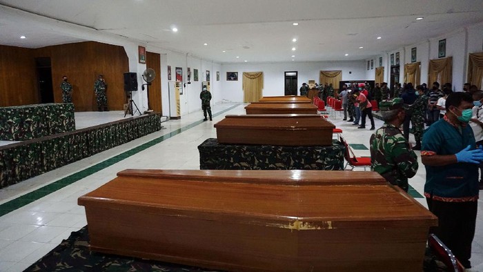 4 TNI yang Gugur Diserang KST Disemayamkan di Makorem Sorong Empat peti Jenazah anggota TNI korban serangan separatis berada di Aula Praja Vira Tama Markas Komando Korem 181/PVT Kota Sorong, Papua Barat, Kamis (2/9/21). Empat jenazah prajurit TNI AD, korban penyerangan Kelompok Saparatis Teroris (KST) di Pos persiapan Koramil Kisor Distrik Aifat, Kabupaten Maybrat, Papua Barat tiba dan disemayamkan di Kota Sorong untuk selanjutnya akan diterbangkan ke daerah masing-masing. ANTARA FOTO/Olha Mulalinda/rwa.