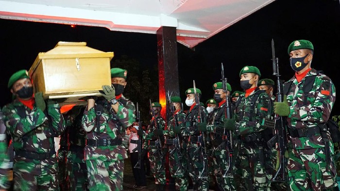 4 TNI yang Gugur Diserang KST Disemayamkan di Makorem Sorong Empat peti Jenazah anggota TNI korban serangan separatis berada di Aula Praja Vira Tama Markas Komando Korem 181/PVT Kota Sorong, Papua Barat, Kamis (2/9/21). Empat jenazah prajurit TNI AD, korban penyerangan Kelompok Saparatis Teroris (KST) di Pos persiapan Koramil Kisor Distrik Aifat, Kabupaten Maybrat, Papua Barat tiba dan disemayamkan di Kota Sorong untuk selanjutnya akan diterbangkan ke daerah masing-masing. ANTARA FOTO/Olha Mulalinda/rwa.