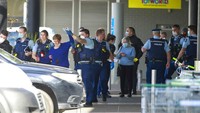 Seperti diberitakan kantor berita AFP, Jumat (3/9/2021), polisi Selandia Baru mengatakan, serangan itu terjadi pada Jumat (3/9) sore waktu setempat ketika pria itu memasuki supermarket Countdown di pusat perbelanjaan LynnMall di kota New Lynn, Auckland saat orang-orang sedang berbelanja.  