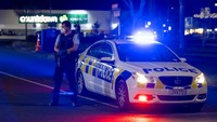 Polisi berdiri di luar lokasi serangan pisau di sebuah supermarket di Auckland, Selandia Baru, Jumat (3/9/2021) waktu setempat.  