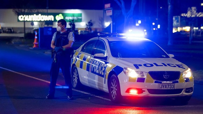 Ada Serangan Teror, Supermarket di Selandia Baru Dijaga Ketat Police stand outside the site of a knife attack at a supermarket in Auckland, New Zealand, Friday, Sept. 3, 2021. New Zealand authorities say they shot and killed a violent extremist after he entered the supermarket and stabbed and injured six shoppers. New Zealand Prime Minister Jacinda Ardern described Friday's incident as a terror attack. (AP Photo/Brett Phibbs)
