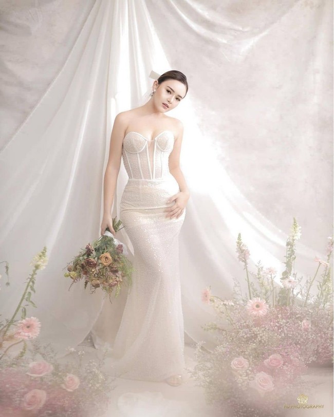 Potret Amanda Manopo yang satu ini juga nggak kalah mencuri atensi. Amanda tampil cantik dalam balutan gaun pengantin berwarna putih. Penampilannya itu terlihat anggun dan menawan. Foto: Instagram/amandamanopo
