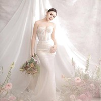 Potret Amanda Manopo yang satu ini juga nggak kalah mencuri atensi. Amanda tampil cantik dalam balutan gaun pengantin berwarna putih. Penampilannya itu terlihat anggun dan menawan. Foto: Instagram/amandamanopo