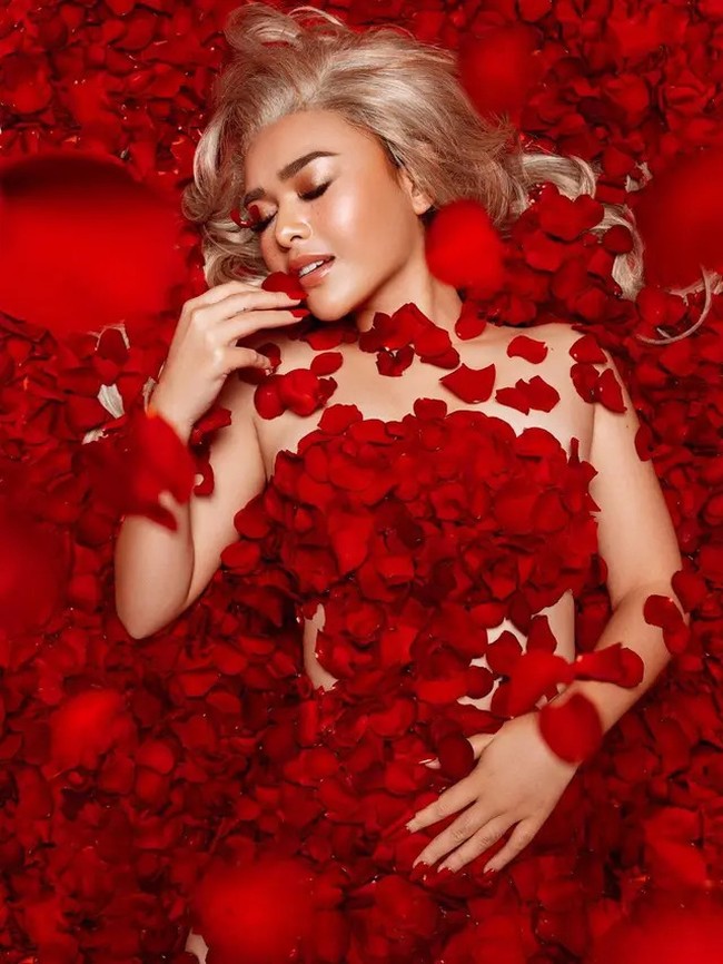 Terakhir ada foto Amanda Manopo saat pemotretan menggunakan taburan bunga. Dengan rambut pirang dan riasan berwarna nude, penampilan Amanda Manopo terlihat seksi dan juga menawan. Foto: Instagram/amandamanopo