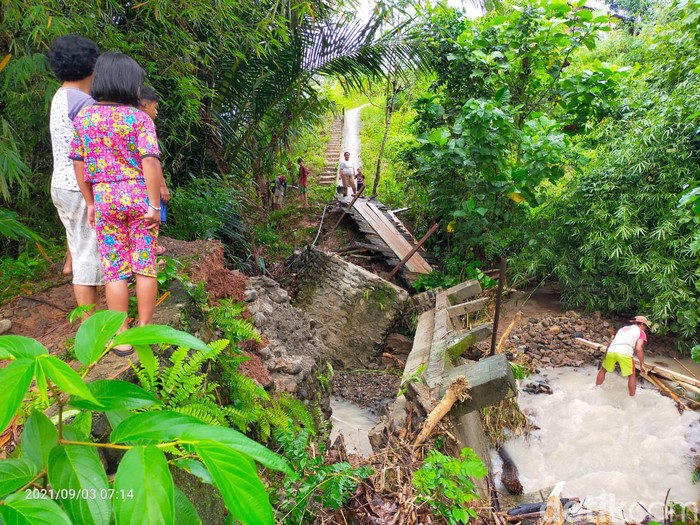 Banjir menerjang Desa Salulossa, Kelurahan Lakahang, Kecamatan Tabulahan, Kabupaten Mamasa, Sulbar. Banjir menyebabkan jembatan penghubung rusak. (Abdy F/detikcom)