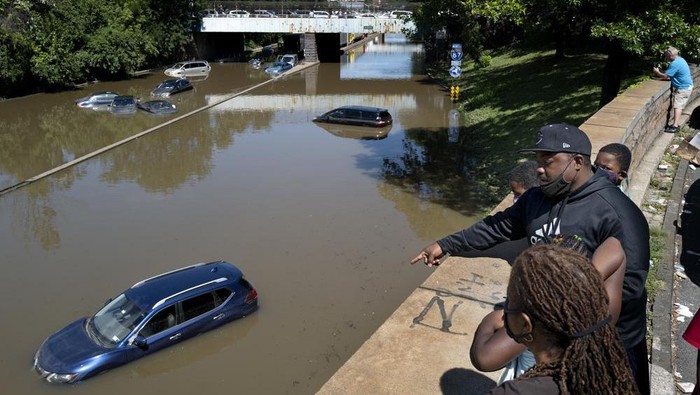 Cars and trucks are stranded by high water Thursday, Sept 2, 2021, on the Major Deegan Expressway in Bronx borough of New York as high water left behind by Hurricane Ida still stands on the highway hours later. (AP Photo/Craig Ruttle)
