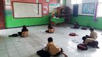 Kurang Meja dan Kursi, Siswa SD di Serang Ini Belajar di Lantai