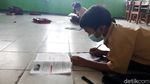 Kurang Meja dan Kursi, Siswa SD di Serang Ini Belajar di Lantai