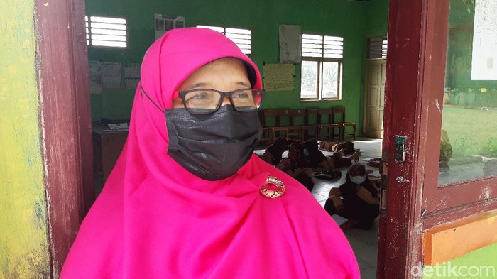 Bikin Sedih, Siswa SDN di Serang Ini Belajar di Lantai Siswa SDN Cigelam 2, Kabupaten Serang, terpaksa belajar di lantai karena kekurangan meja dan kursi. Mereka belajar di lantai juga karena harus menerapkan prokes.