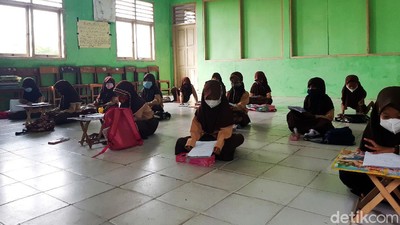 Kurang Meja dan Kursi, Siswa SD di Serang Ini Belajar di Lantai