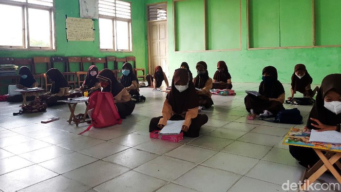 Bikin Sedih, Siswa SDN di Serang Ini Belajar di Lantai Siswa SDN Cigelam 2, Kabupaten Serang, terpaksa belajar di lantai karena kekurangan meja dan kursi. Mereka belajar di lantai juga karena harus menerapkan prokes.