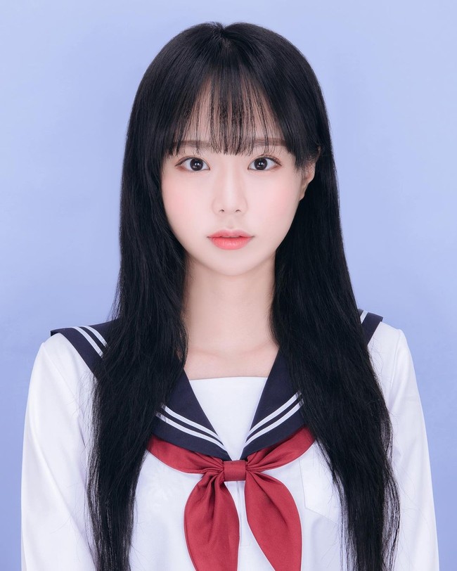 Sayangnya baru-baru ini wajahnya malah mendapat komentar negatif. Setelah tampil di acara televisi sebagai pemandu acara, wanita yang sering siaran di Afreeca TV itu dibilang berbeda dari ekspektasi netizen selama ini. Foto: Instagram @hide_on_tomato