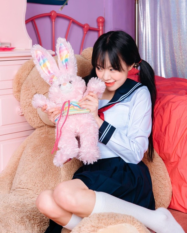 Ketika kontroversinya semakin banyak dibicarakan, ia menulis permintaan maaf yang sebenarnya tidak perlu dilakukan. Aku minta aku terlihat jelek, tulisnya selagi menambahkan emoticon wajah menangis. Foto: Instagram @hide_on_tomato