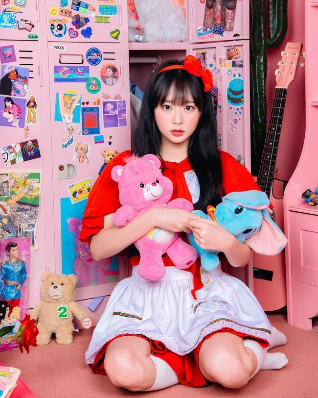 Tampaknya banyak netizen terbiasa melihat penampilannya di media sosial. Bukan rahasia lagi jika setiap orang ingin terlihat yang terbaik ketika memamerkan penampilan mereka ke publik baik. Karena itu, tidak aneh jika para selebgram kerap menggunakan makeup atau efek sebelum mengunggahnya. Foto: Instagram @hide_on_tomato