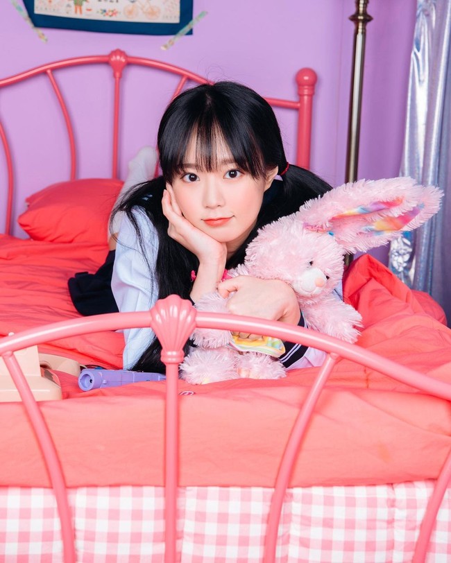 Apa aku terlihat sangat besar? Aku merias wajahku sendiri, katanya saat siaran berlangsung. Foto: Instagram @hide_on_tomato