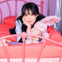 Apa aku terlihat sangat besar? Aku merias wajahku sendiri, katanya saat siaran berlangsung. Foto: Instagram @hide_on_tomato