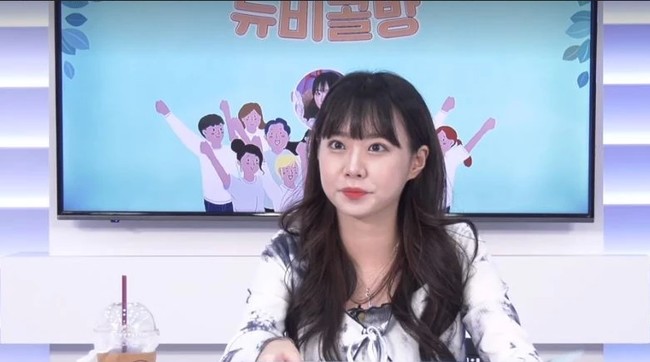 Penampilan BJ Tomato pun menjadi perbincangan di forum online. Banyak orang menulis jika ia terlihat seperti wanita yang berbeda. Beberapa mengatakan jika ia seharusnya membawa kameranya sendiri. Foto: Instagram @hide_on_tomato