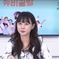 Penampilan BJ Tomato pun menjadi perbincangan di forum online. Banyak orang menulis jika ia terlihat seperti wanita yang berbeda. Beberapa mengatakan jika ia seharusnya membawa kameranya sendiri. Foto: Instagram @hide_on_tomato