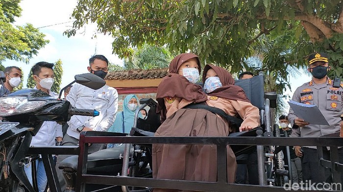 Bocah kembar siam dempet perus di Garut kini dapat pergi ke sekolah dengan nyaman usai diberi motor modif oleh Kapolres Garut.